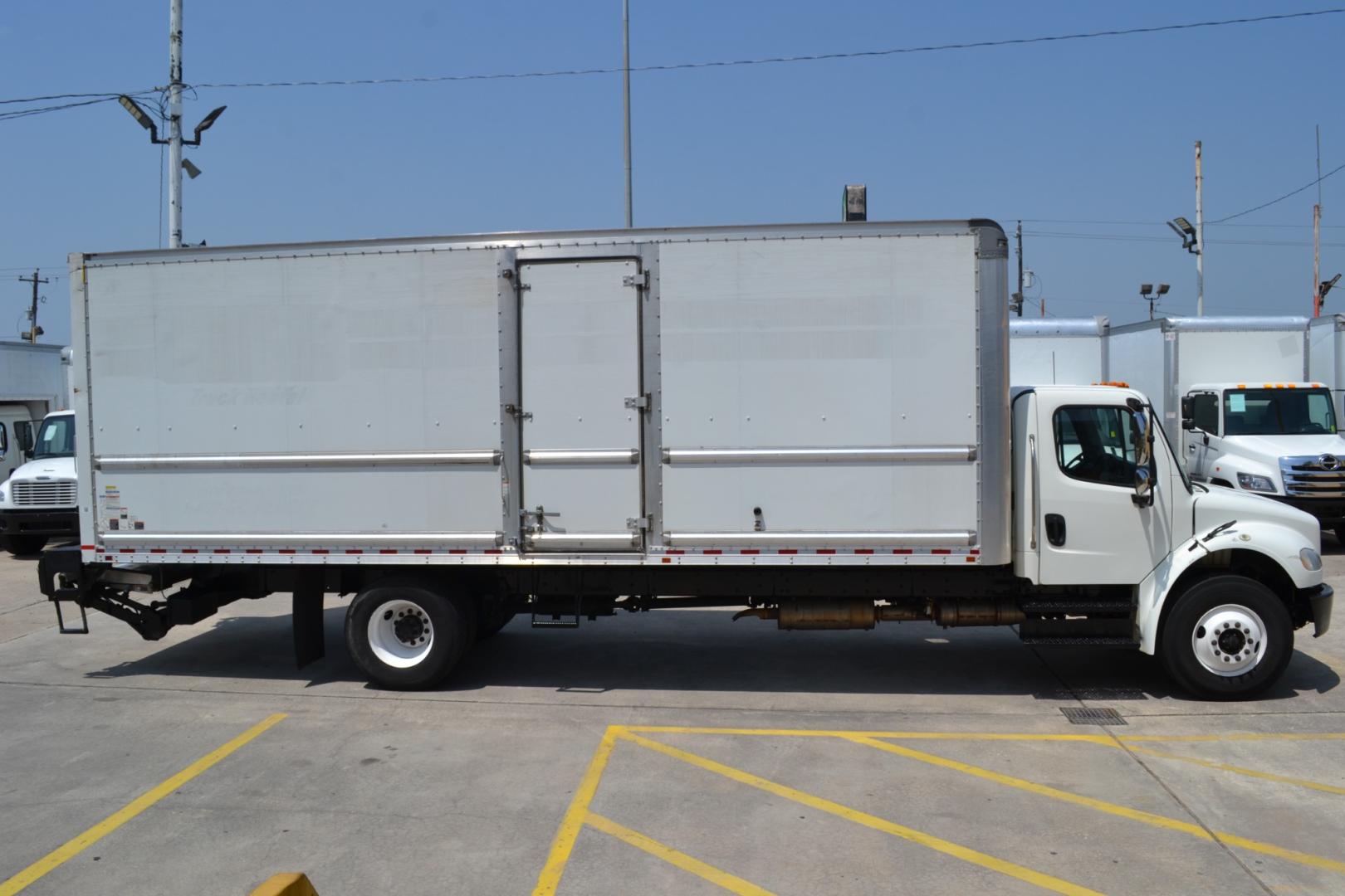 2017 WHITE /BLACK FREIGHTLINER M2-106 with an CUMMINS ISB 6.7L 220HP engine, ALLISON 2200RDS AUTOMATIC transmission, located at 9172 North Fwy, Houston, TX, 77037, (713) 910-6868, 29.887470, -95.411903 - 26,000LB GVWR NON CDL, MORGAN 26FT BOX, 13'1FT CLEARANCE, 103" X 102", MAXON 3,000LB CAPACITY ALUMINUM LIFT GATE, AIR RIDE, 80 GALLON FUAL TANK, COLD A/C , CRUISE CONTROL, BENCH SEAT, E-TRACKS - Photo#3